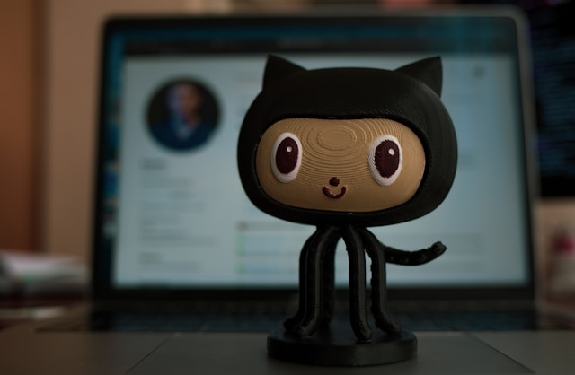 一台电脑设置工作与私人 GitHub 账户的完整指南：SSH 密钥与配置技巧 的封面图